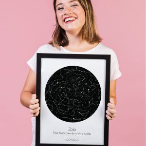 medium-shot-girl-holding-frame