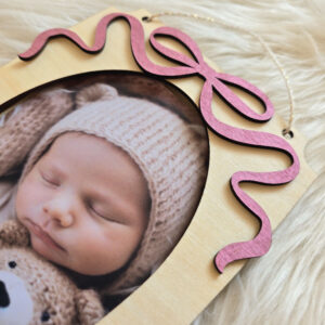 Lesen okvir z imenom otroka – roza, bel