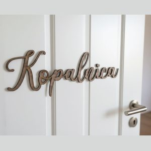 Dekorativni lesen napis za vrata – ime prostora
