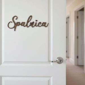 Dekorativni lesen napis za vrata – ime prostora